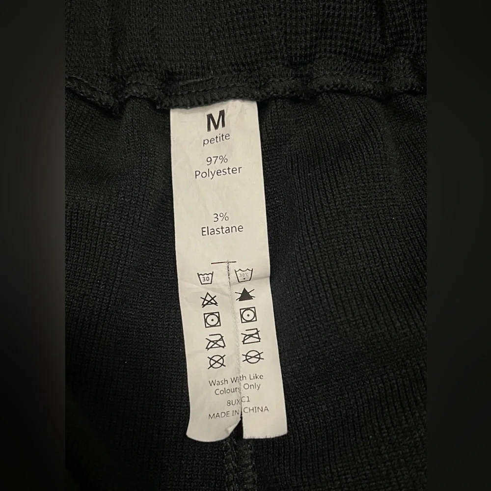 HALARA High Waisted Wide Leg
Waffle Black Pants Size Medium Petite - Picture 9 of 9